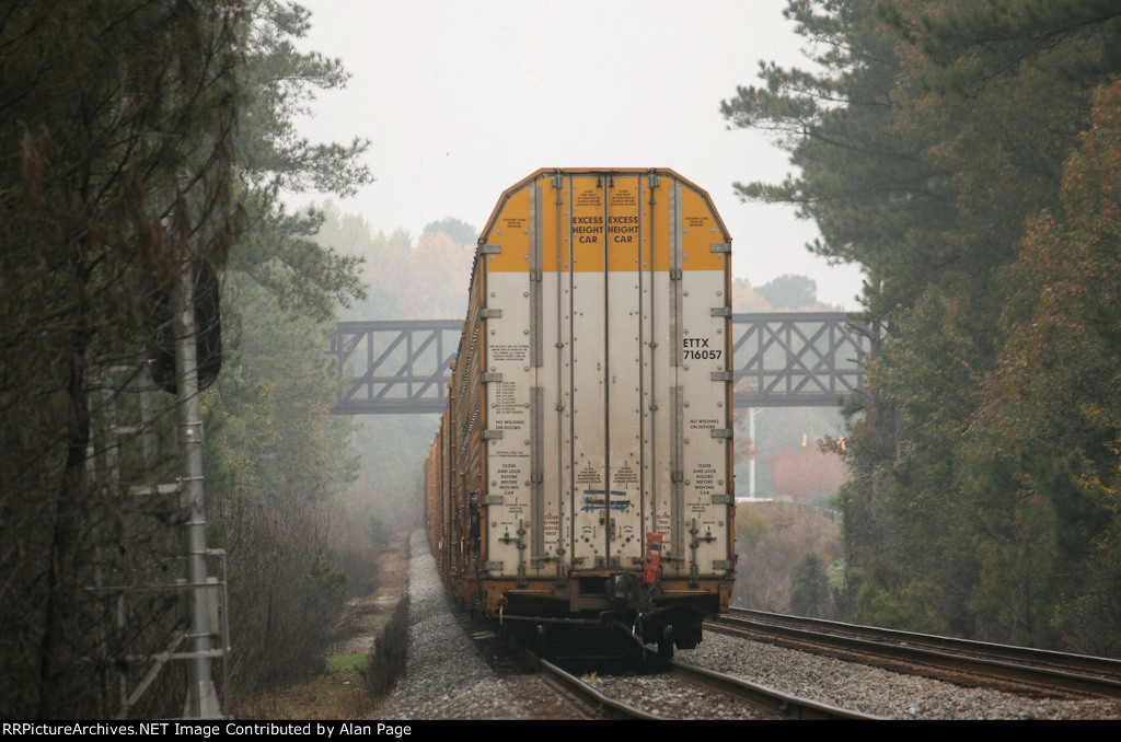 ETTX 716057 at the tail end of a line of auto racks